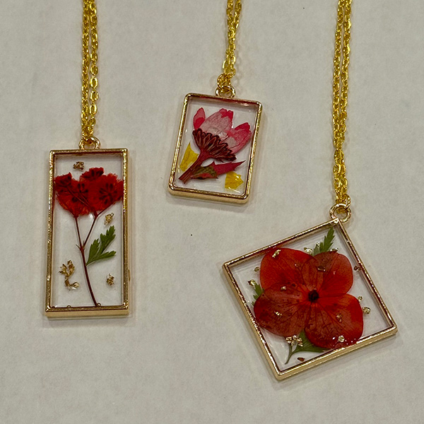 Epoxy Resin Jewelry Workshop<br />
Yulia Maui Art
